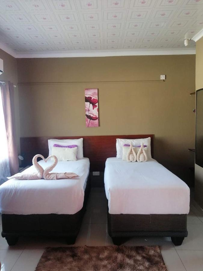 Looks Cottages Self Catering Apartments Kasane Eksteriør bilde