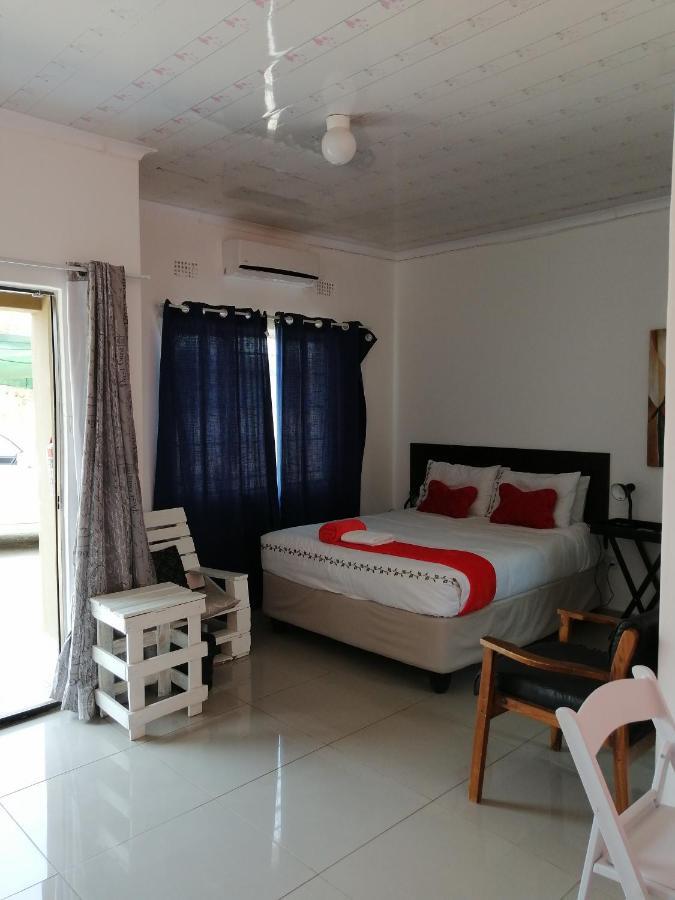 Looks Cottages Self Catering Apartments Kasane Eksteriør bilde