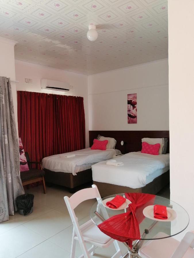 Looks Cottages Self Catering Apartments Kasane Eksteriør bilde
